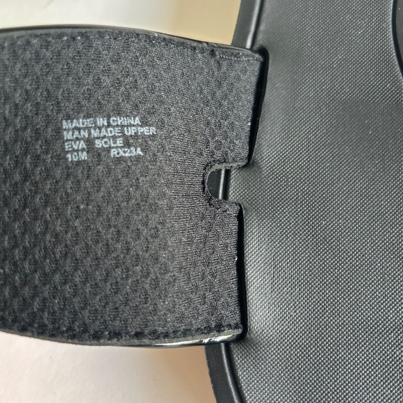 New Michael Kors Black Patent Leather Signature Logo Rubber Outsole Flip Flops - Picture 12 of 14